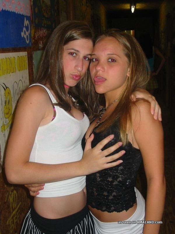 Bilder von heißen, ungezogenen lesbischen Liebhaberinnen, die sich gegenseitig an die Titten fassen
 #60647669
