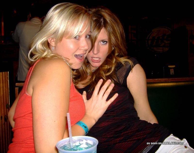 Foto di sexy amanti lesbiche che si afferrano le tette a vicenda
 #60647697