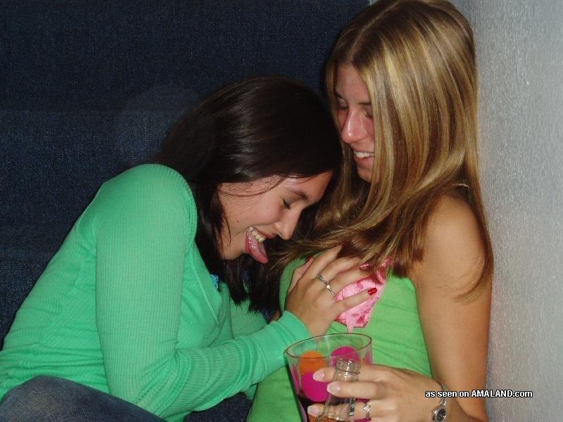 Foto di sexy amanti lesbiche che si afferrano le tette a vicenda
 #60647704