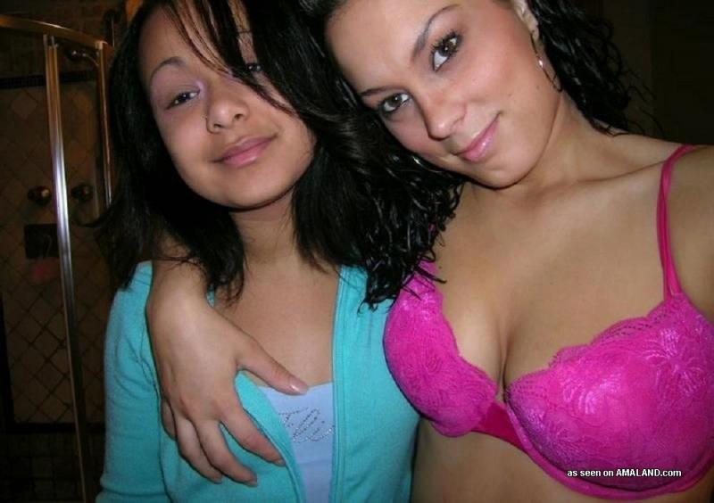 Foto di sexy amanti lesbiche che si afferrano le tette a vicenda
 #60647750