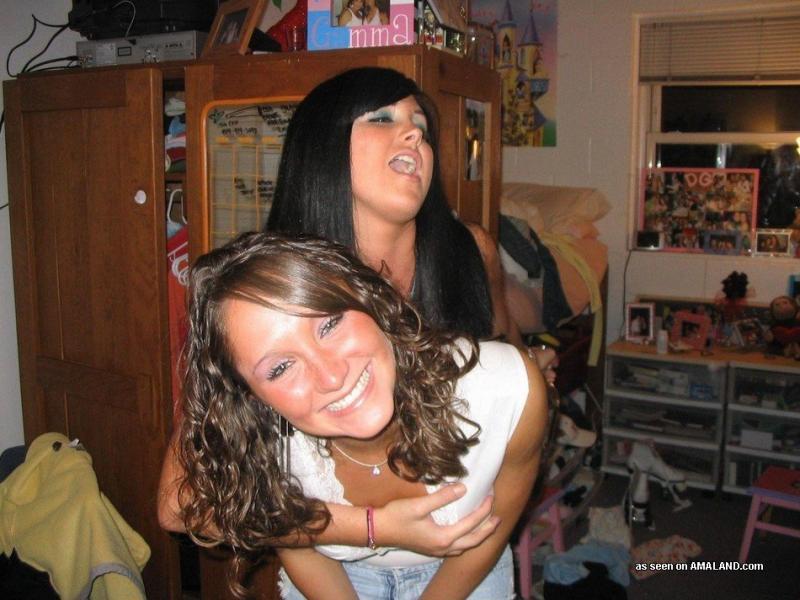 Foto di sexy amanti lesbiche che si afferrano le tette a vicenda
 #60647781