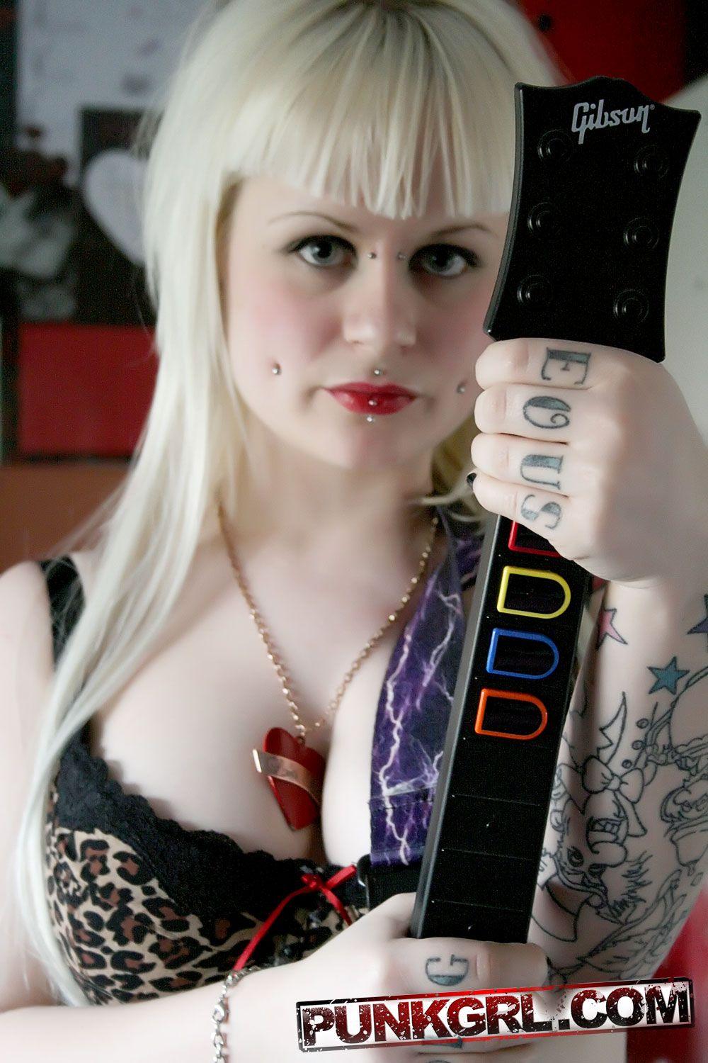 Photos de punk girl angel montrant ses gros seins
 #60765539