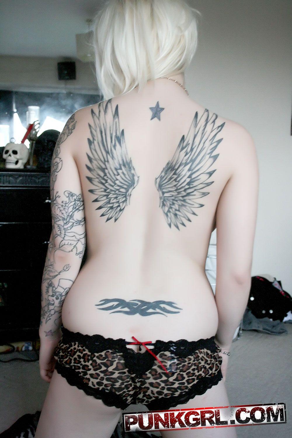 Fotos de la chica punk angel mostrando sus grandes tetas
 #60765654