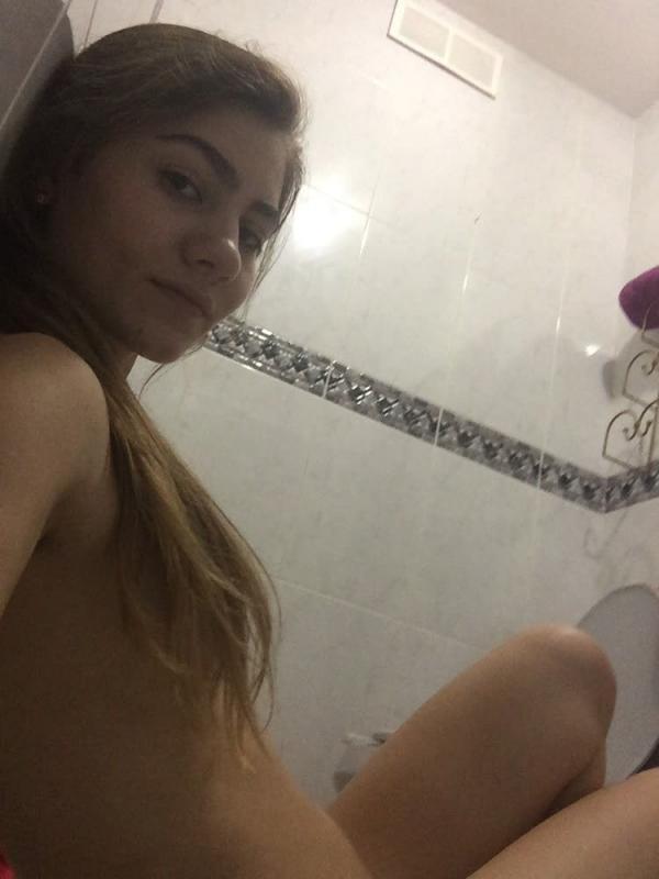 Studentessa universitaria bruna si fa dei selfie nuda in bagno
 #60711178