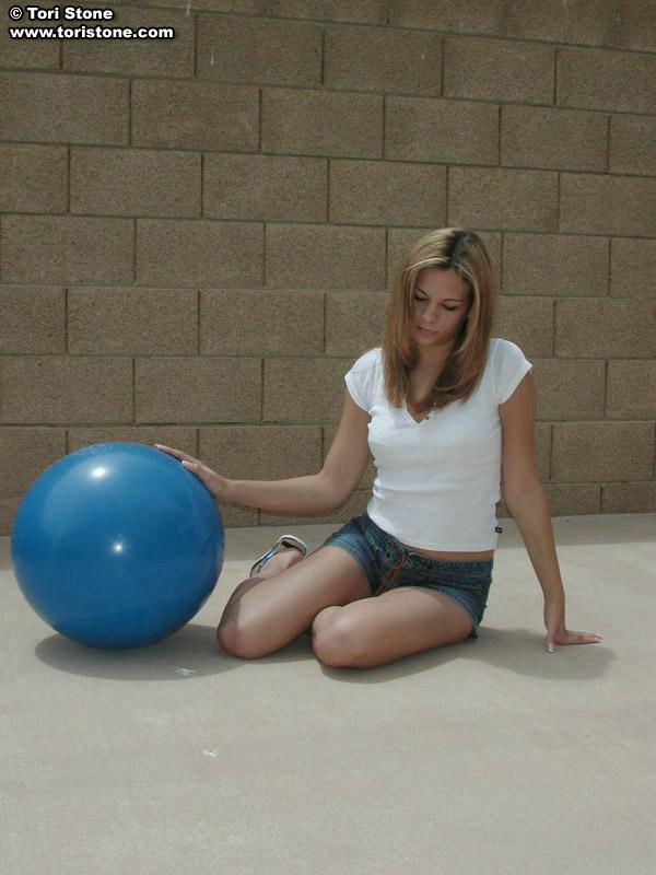 Tori stone spielt mit einem großen Ball
 #60109383