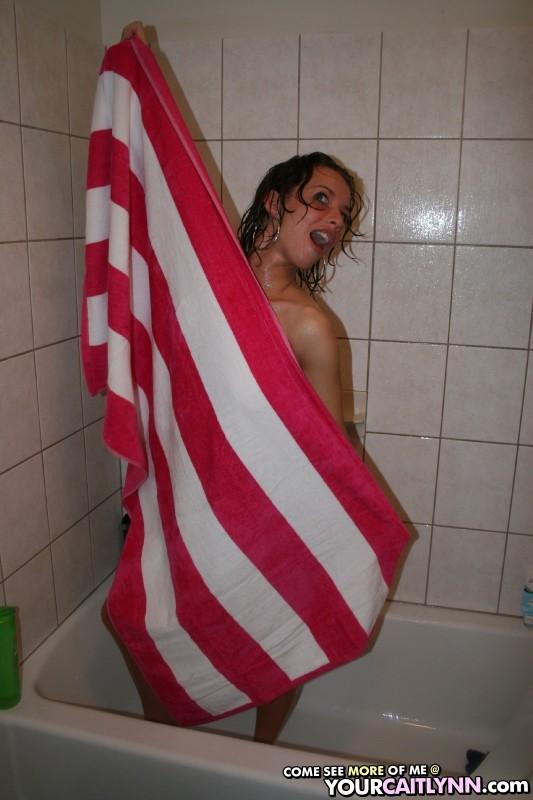シャワーで濡れた自分を手に入れるティーンのセクシーなケイトリンの写真
 #60187947