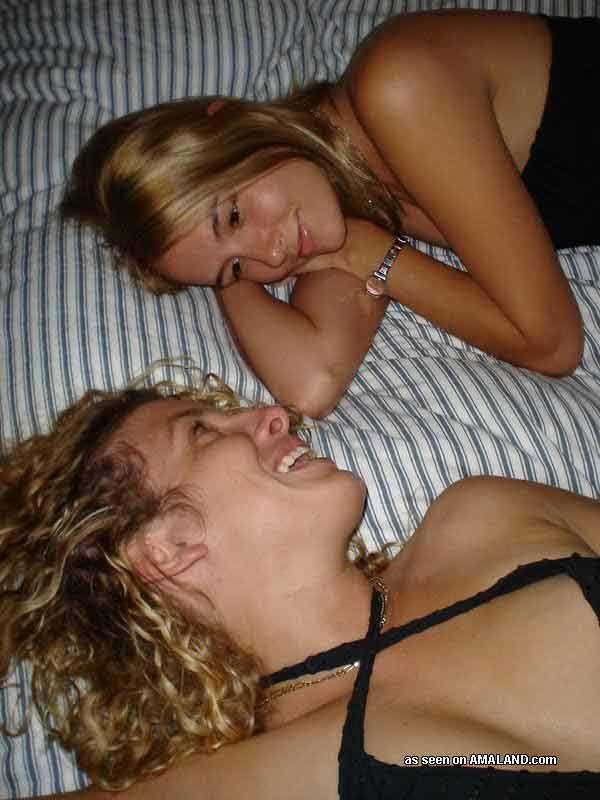 Bilder von betrunkenen bi-neugierigen Freundinnen beim Experimentieren
 #60653009