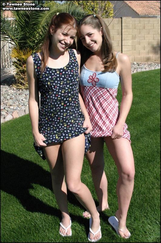 Foto di due ragazze giovani che si spogliano fuori
 #59921927