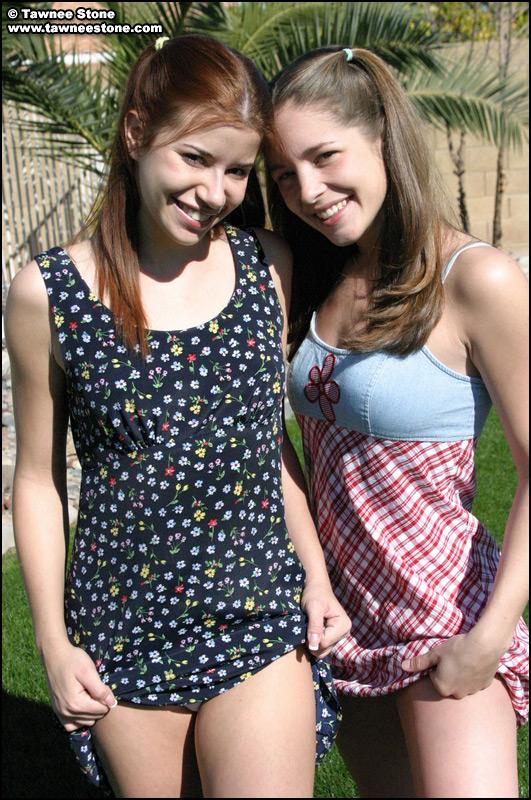 Bilder von zwei Teenager-Mädchen, die sich draußen ausziehen
 #59921929