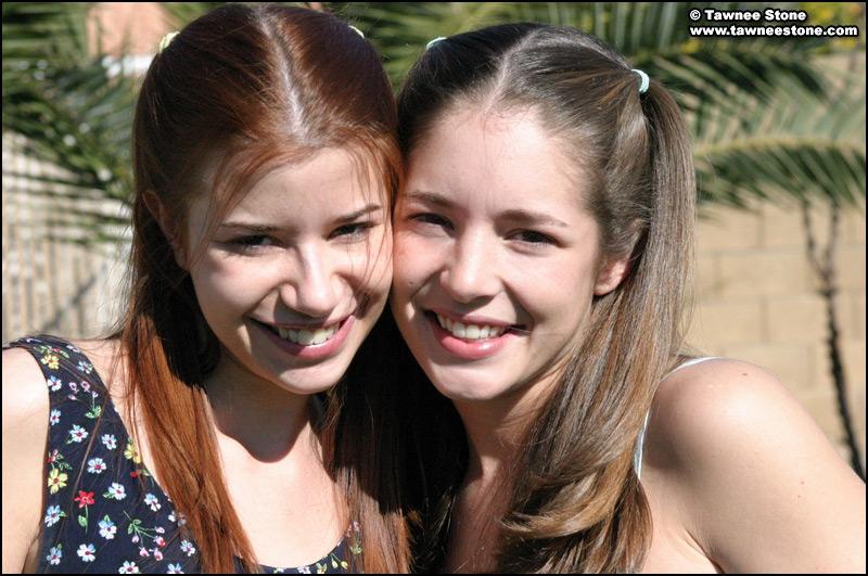 Bilder von zwei Teenager-Mädchen, die sich draußen ausziehen
 #59921943