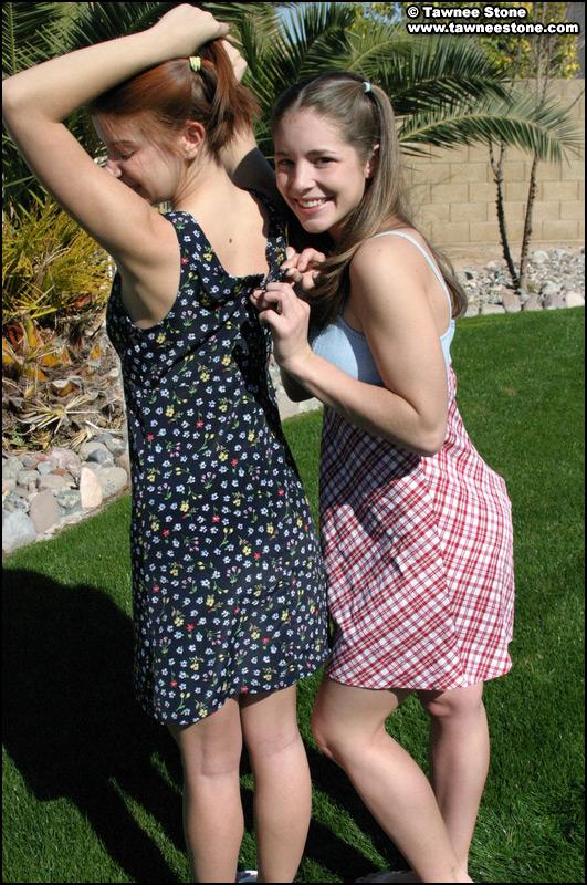 Foto di due ragazze giovani che si spogliano fuori
 #59921949