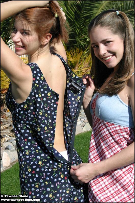 Bilder von zwei Teenager-Mädchen, die sich draußen ausziehen
 #59921953