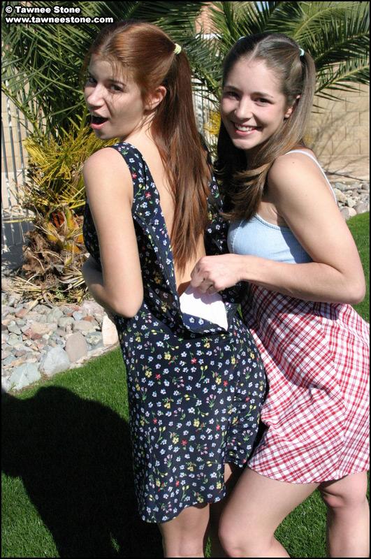 Bilder von zwei Teenager-Mädchen, die sich draußen ausziehen
 #59921957