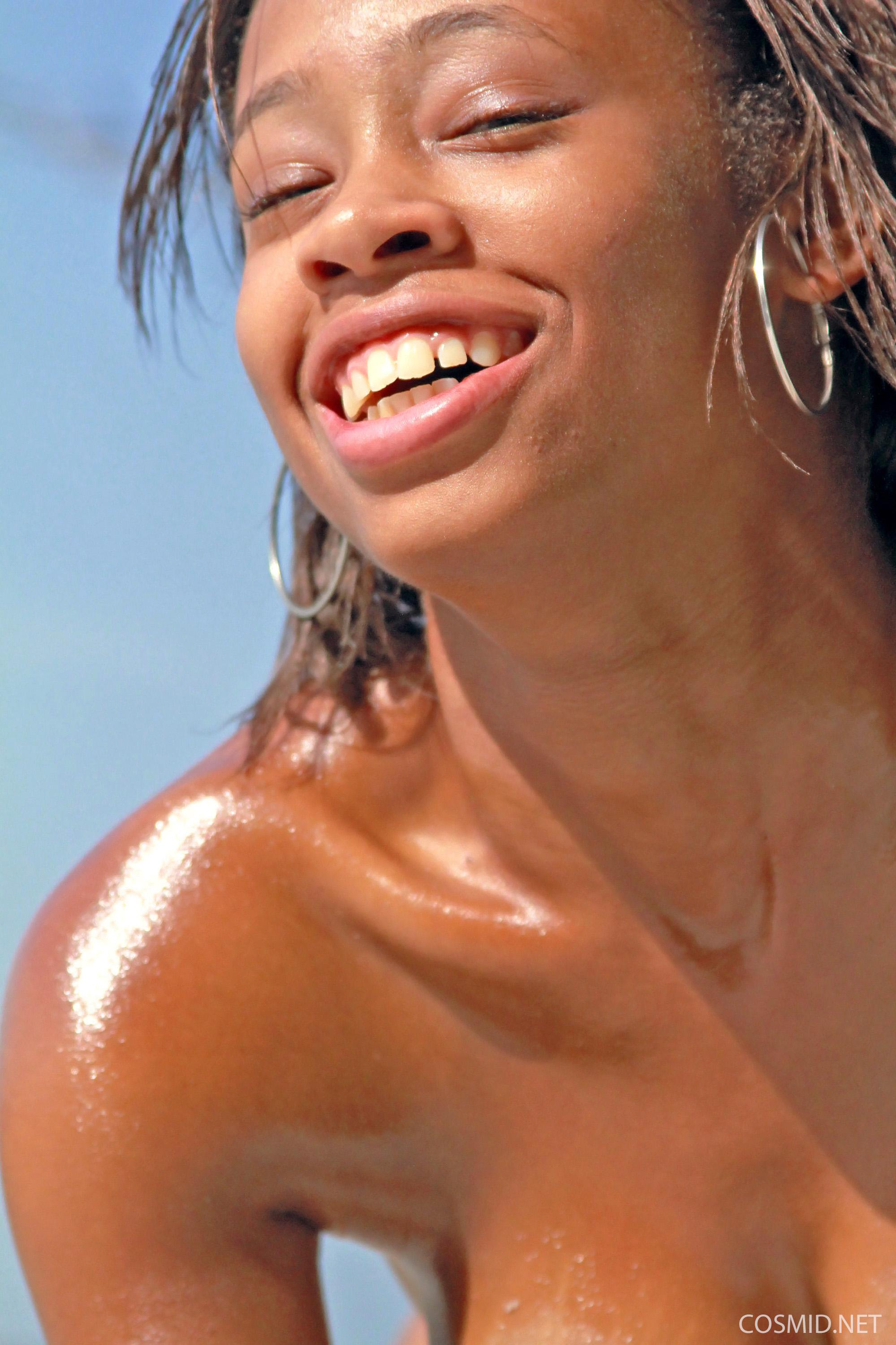 Ebony Babe Tierra Watson hat etwas Spaß in ihrem Tanga am Strand
 #60276833