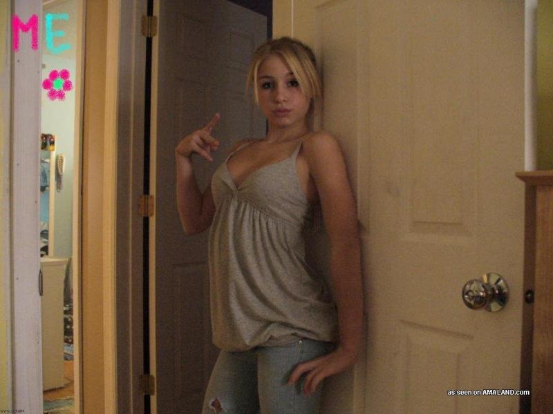 Bilder von einer süßen blonden Amateur-Teenie, die ihre feinen Brüste zur Schau stellt
 #60713660