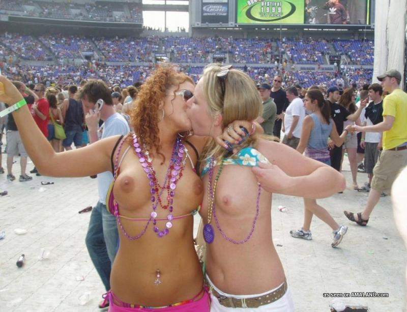 Photos d'amies chaudes devenant lesbiennes devant la caméra
 #61968918