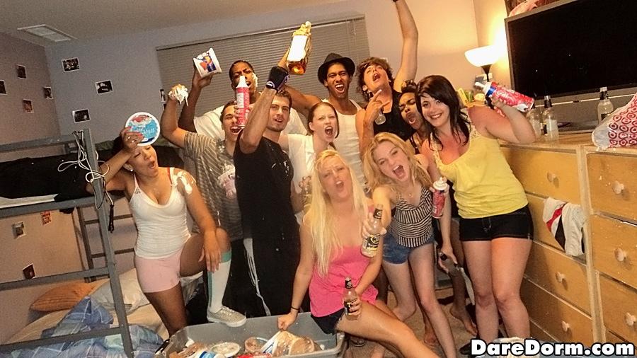 Jóvenes calientes se vuelven locas en una fiesta en la residencia universitaria
 #60334707