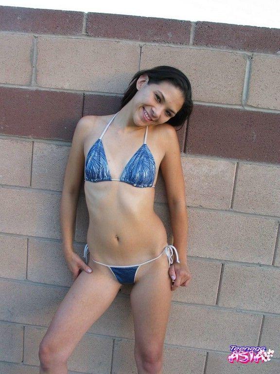 Fotos de la modelo joven asia presumiendo en bikini
 #60082979