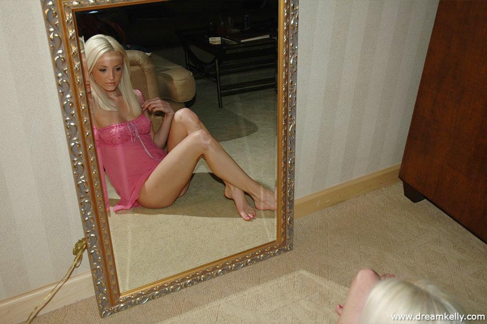 Dream kelly s'admire devant le miroir #54109091