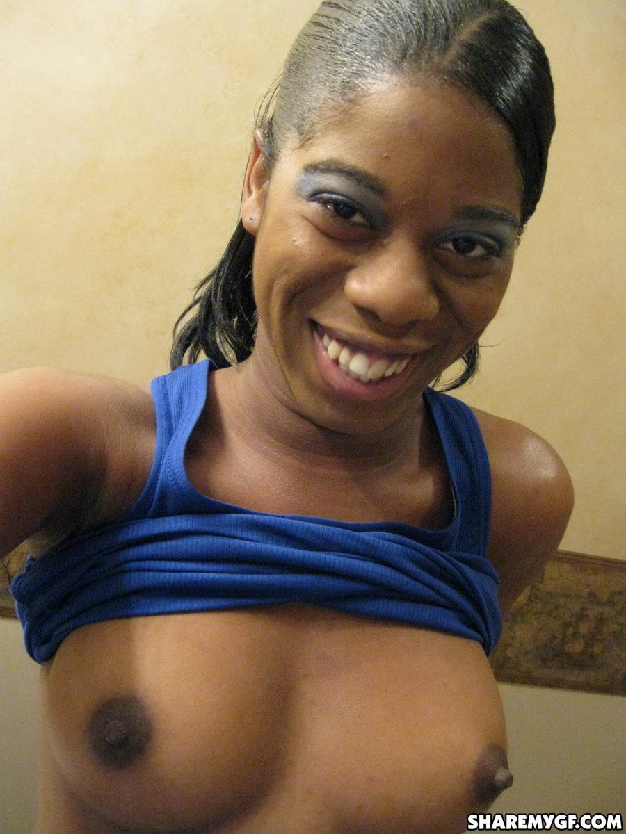 Vollbusige schwarze Freundin zeigt ihre perfekten Titten, während sie sich selbst fotografiert
 #60790822