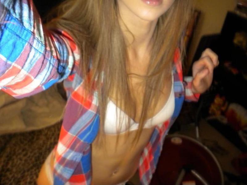 Hot College gf zeigt ihren engen Körper in verschiedenen sexy Outfits
 #61976087