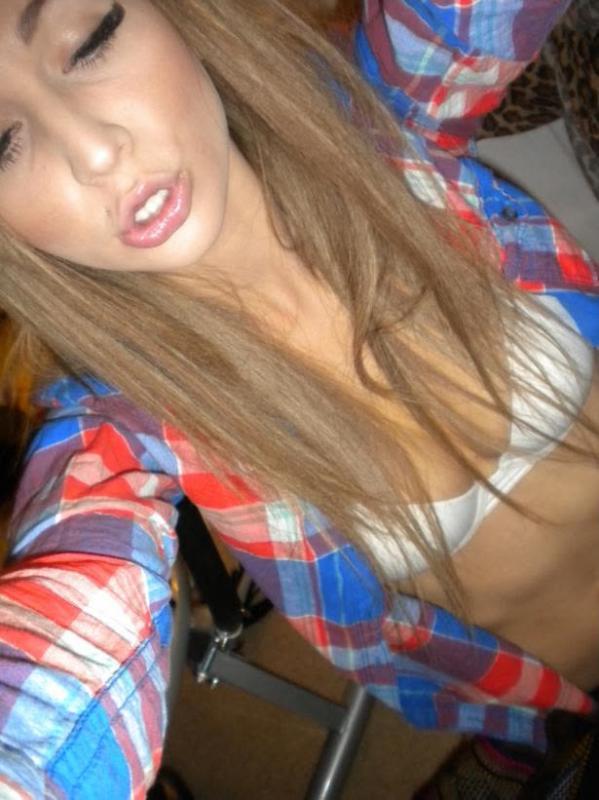 Hot College gf zeigt ihren engen Körper in verschiedenen sexy Outfits
 #61976134