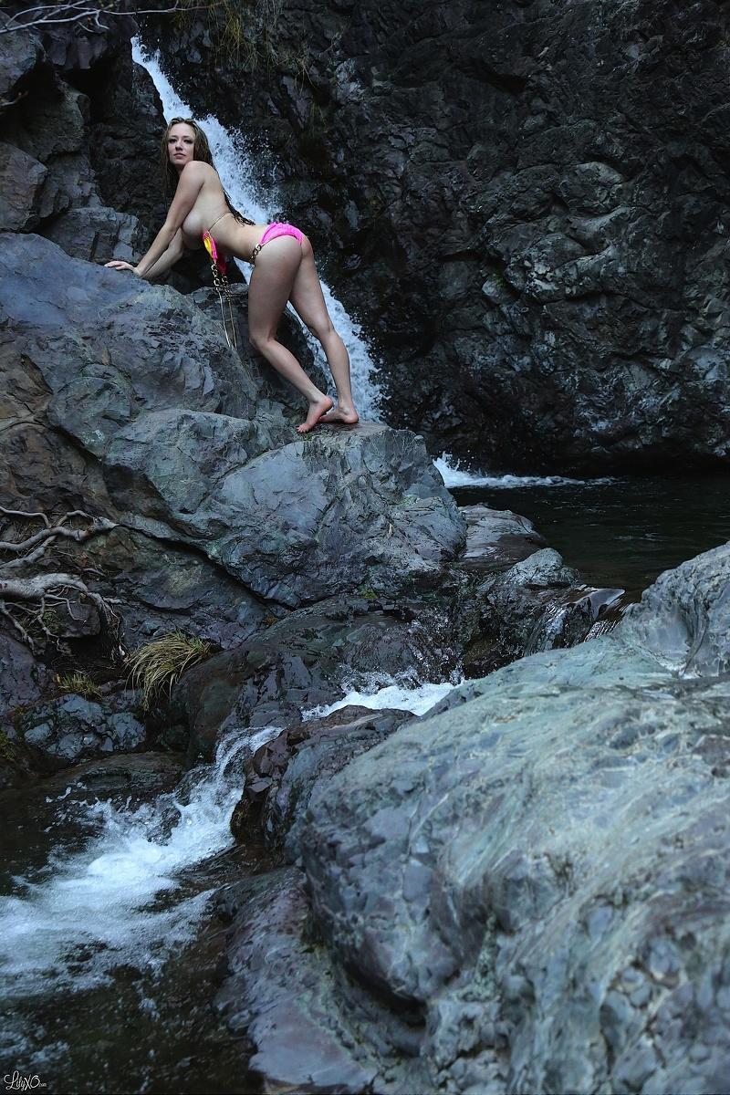 La belle Lily pose et se déshabille près de la chute d'eau.
 #58966065