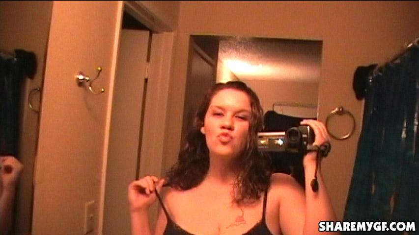Une copine brune bien roulée montre ses énormes seins en prenant des photos dans le miroir.
 #60791325