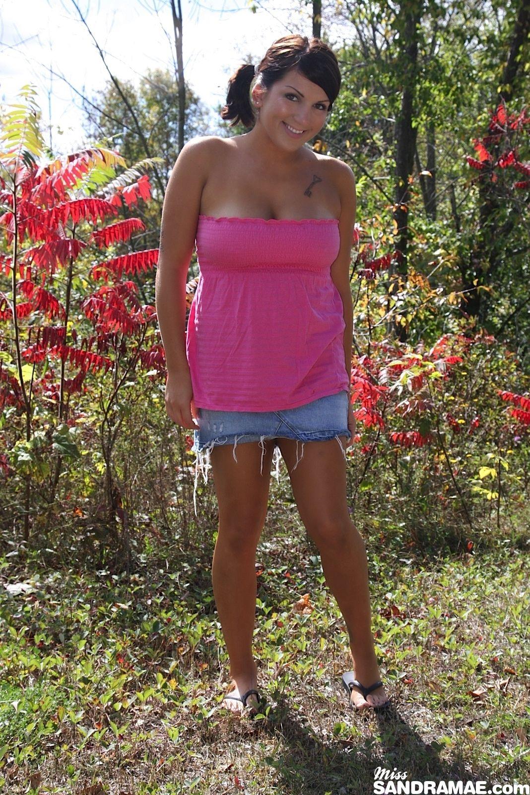 Bilder von Teen Amateur Miss Sandra Mae geben Ihren Schwanz ein necken außerhalb
 #59900944