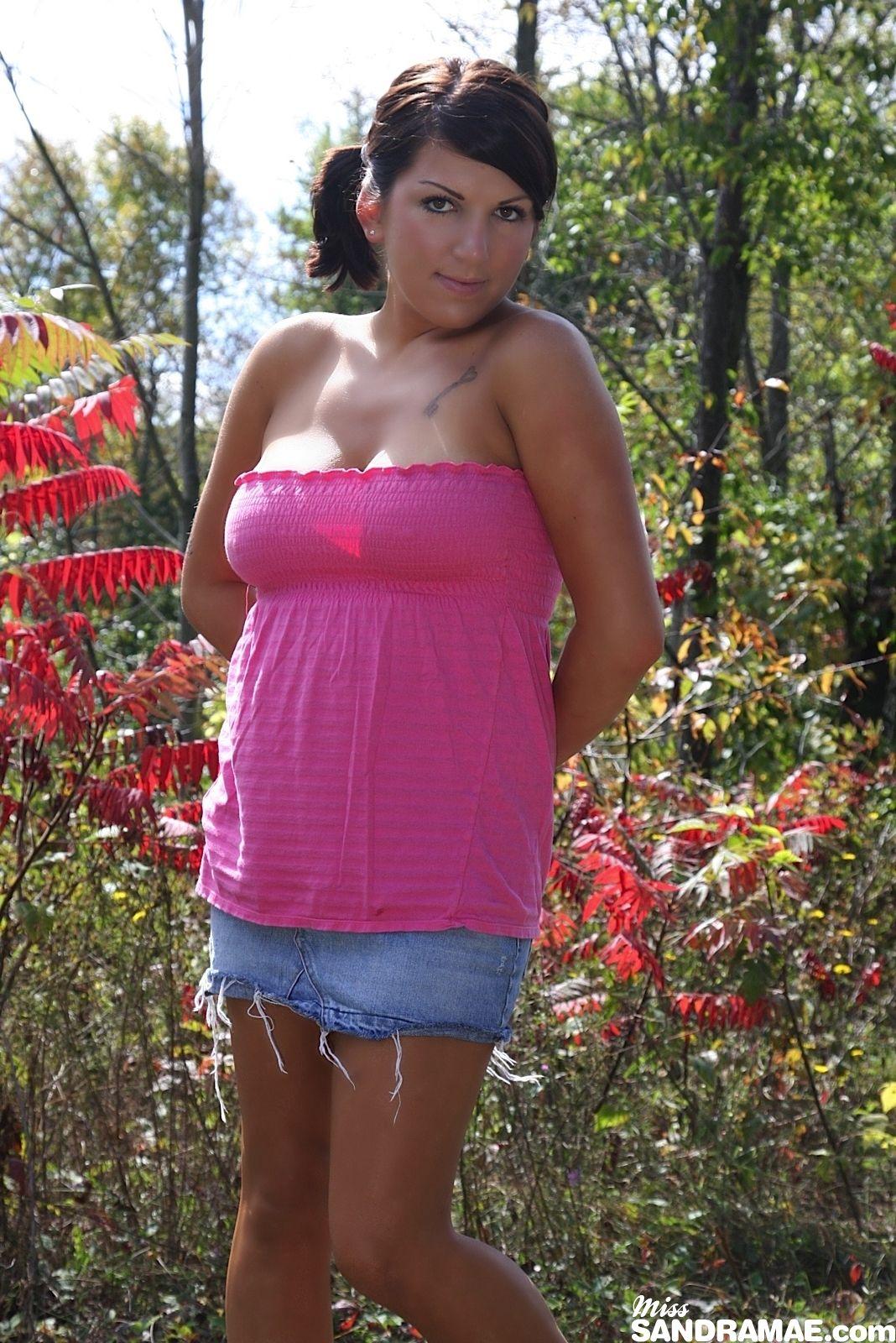 Bilder von Teen Amateur Miss Sandra Mae geben Ihren Schwanz ein necken außerhalb
 #59900954