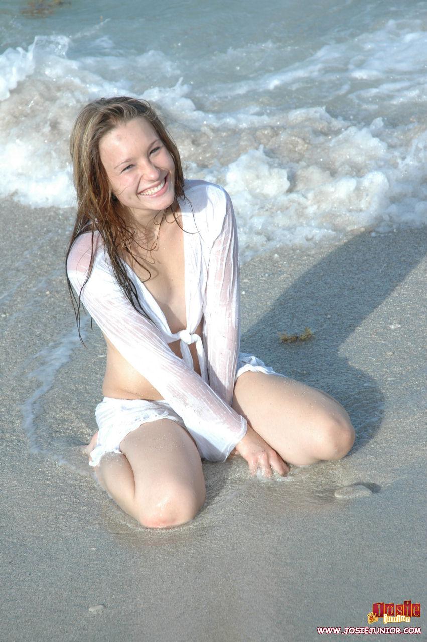 ビーチであなたに彼女のプッシーを示すジョジージュニアの写真
 #55663827