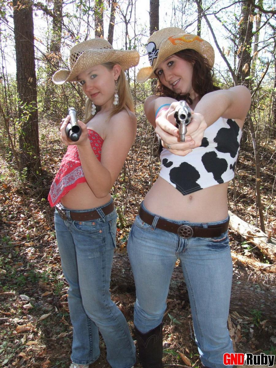 Ruby et Shelby, deux ados sexy, jouent aux cow-boys en plein air dans la forêt, exposant leurs seins volumineux.
 #59948571