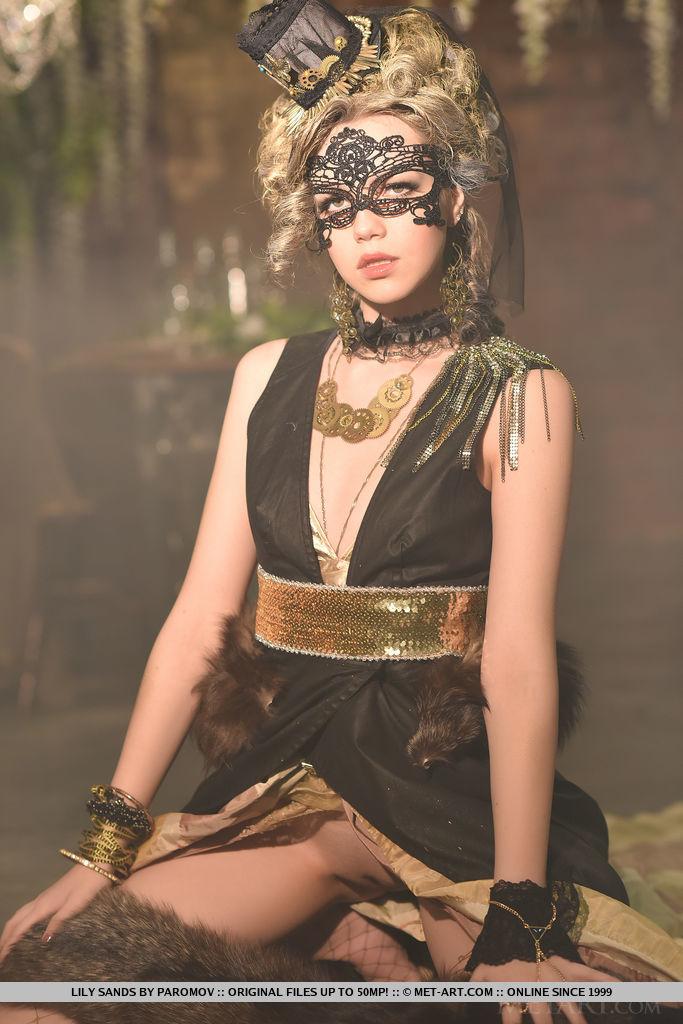Hübsches Mädchen Lily Sands zieht sich in einem Fantasy-Set aus ihrer Maske und ihrem Make-up aus
 #60606301