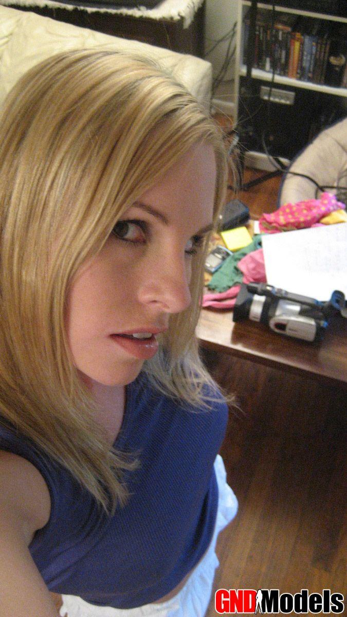 Photos d'une jeune blonde sexy avec un appareil photo
 #60505111