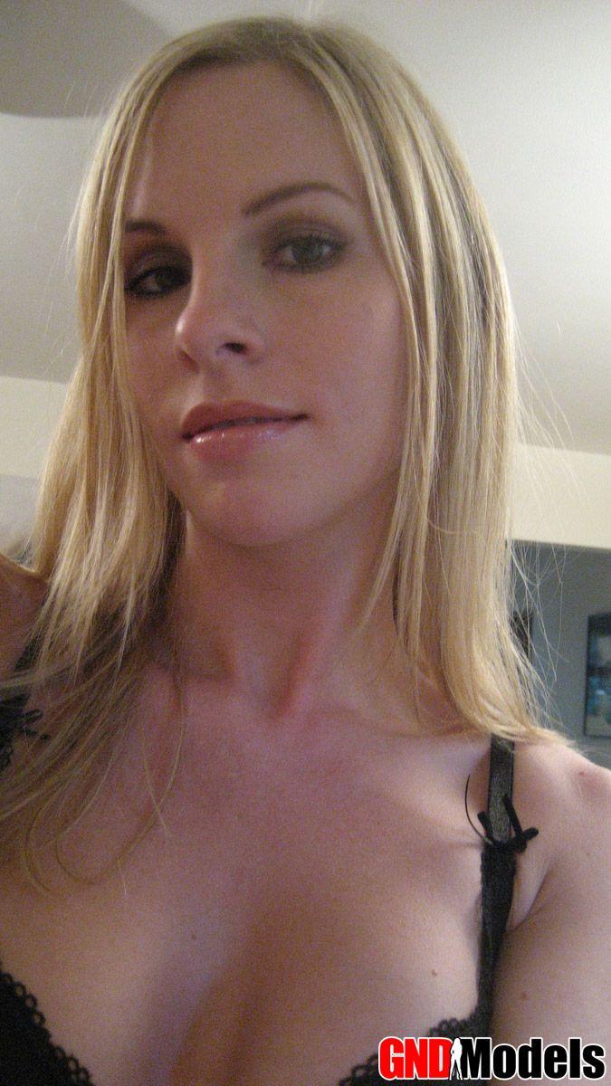 Photos d'une jeune blonde sexy avec un appareil photo
 #60505127