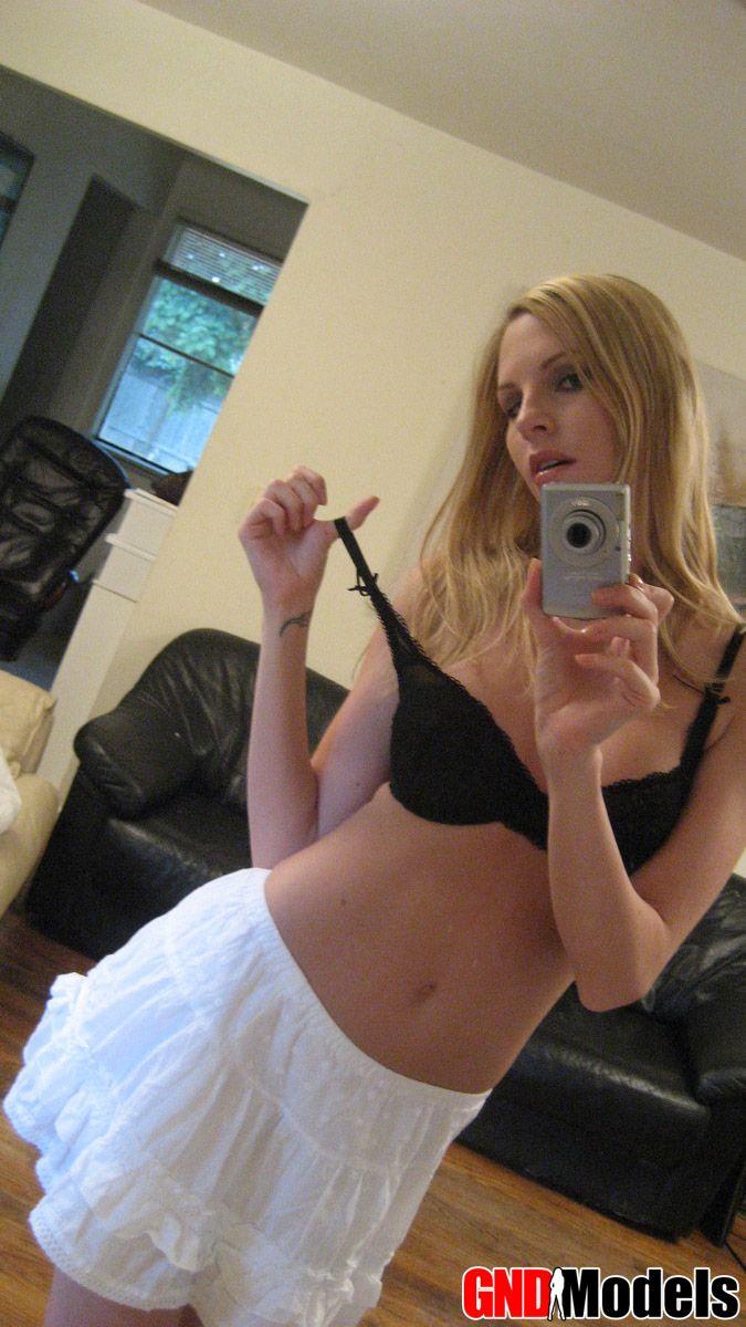 Photos d'une jeune blonde sexy avec un appareil photo
 #60505139