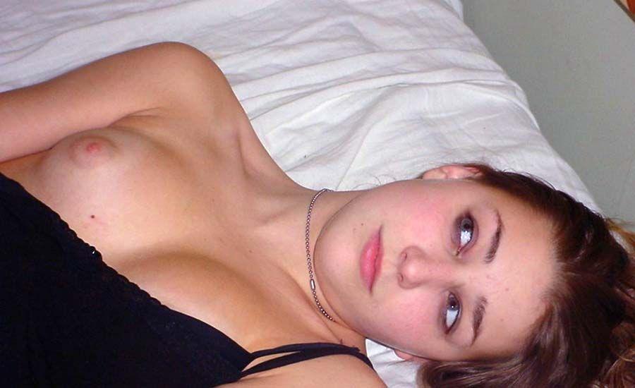 Photos d'une copine sexy se masturbant devant l'appareil photo
 #60924472