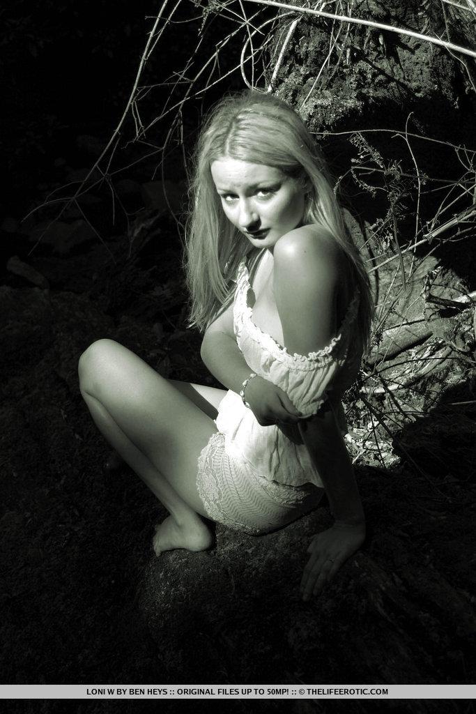 森の中でのびのびとポーズをとっている美しいロニの、モノクロトーンのエレガントで官能的な写真。
 #60865696