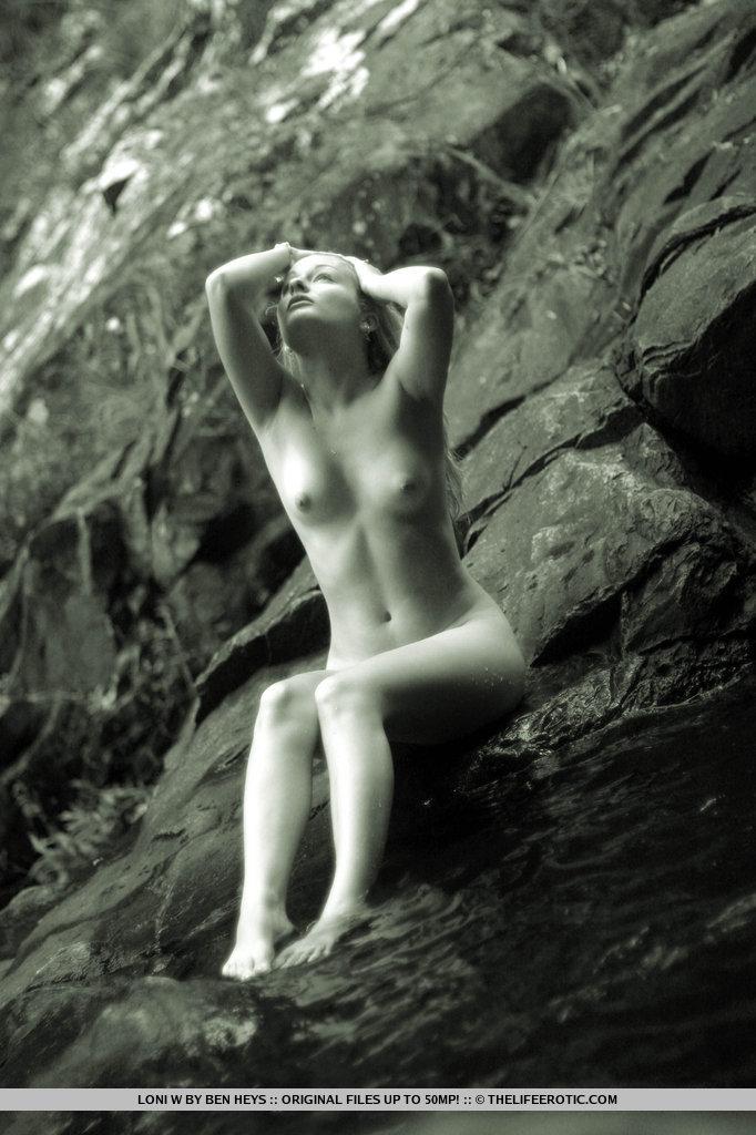Fotos elegantes y sensuales en tono monocromático, con la bella loni posando despreocupadamente en el bosque.
 #60865833