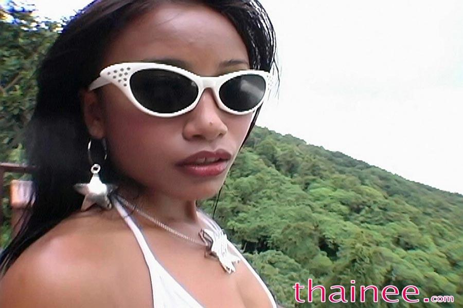 Bilder von Teenie Thainee, die ihre Titten aus ihrem Bikinioberteil zieht
 #60090952