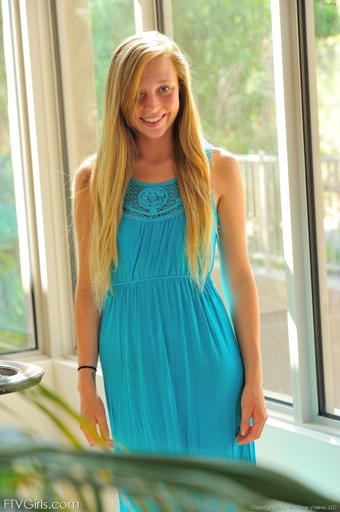 La superbe étudiante blonde Marlie vous montre ce qu'il y a sous sa longue robe.
 #59414695