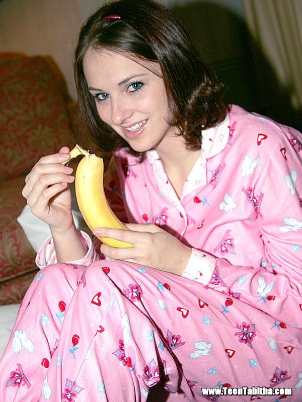 Photos de la jeune Tabitha mangeant une banane
 #60081620