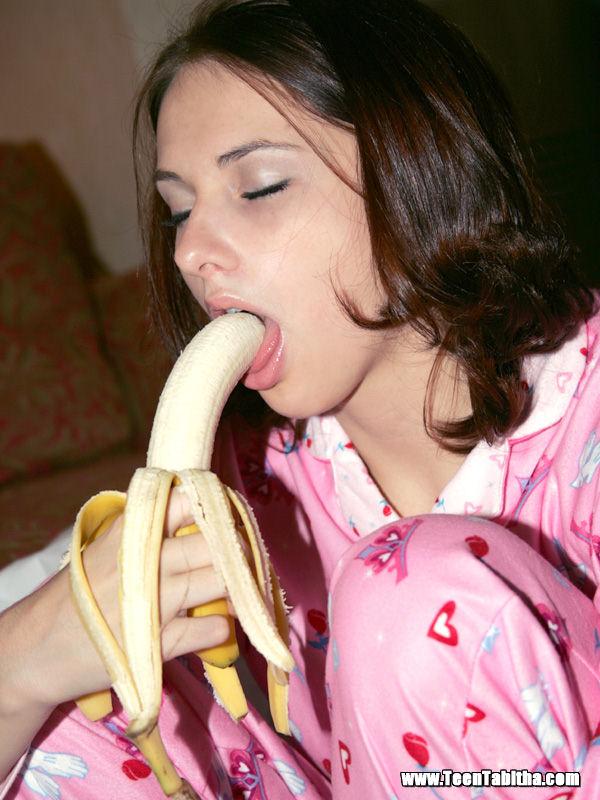 Fotos de tabitha joven comiendo un plátano
 #60081629