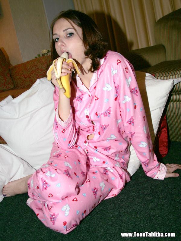 Photos de la jeune Tabitha mangeant une banane
 #60081669