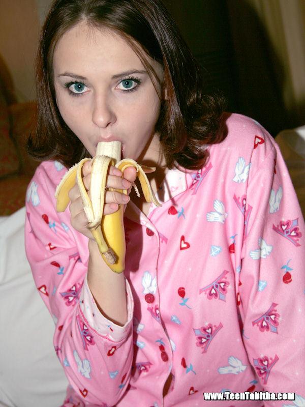 Photos de la jeune Tabitha mangeant une banane
 #60081678