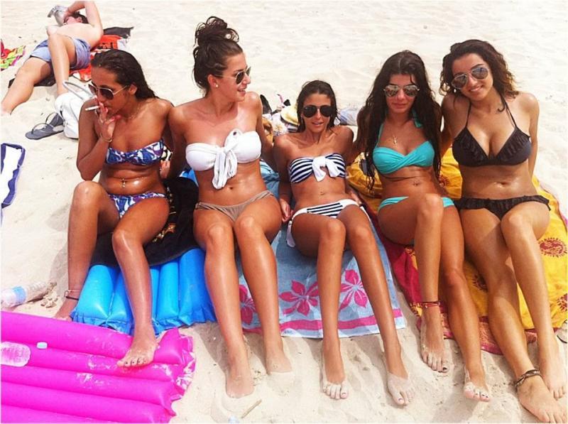 Heiße Amateur-Kolleginnen zeigen ihre wunderschönen Körper in Bikinis
 #60655348