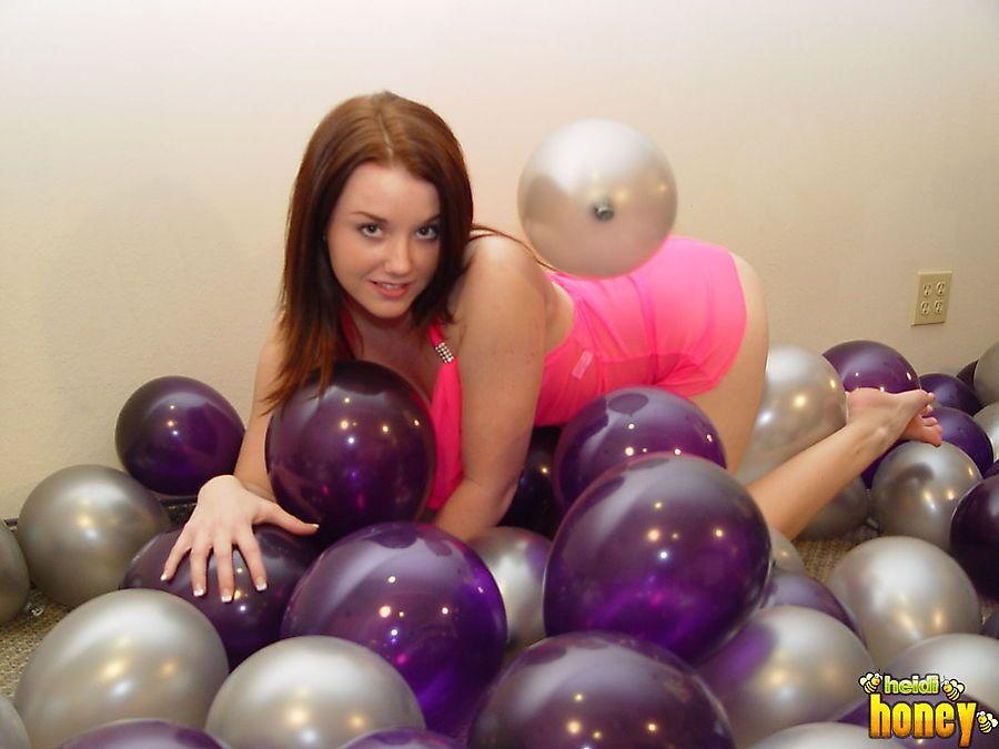 Photos de la jeune Heidi en train de s'éclater avec des ballons de baudruche
 #54758844