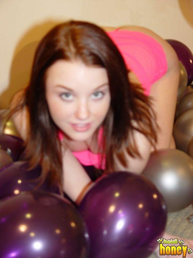 Photos de la jeune Heidi en train de s'éclater avec des ballons de baudruche
 #54758982