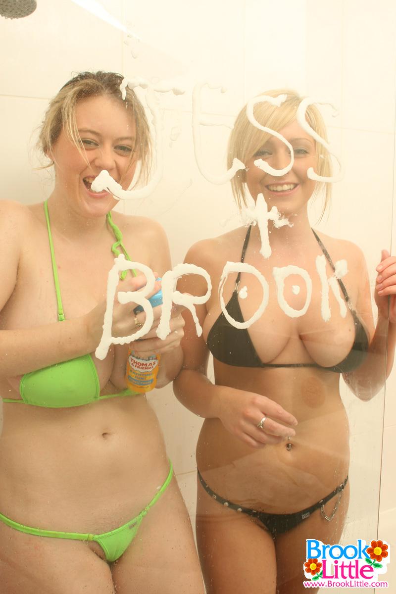 Photos de la jeune Brook Little en train de s'envoyer en l'air avec une lesbienne sous la douche
 #53545043