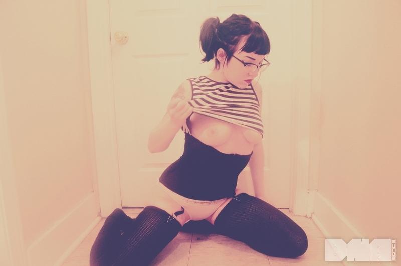 La chica pin up jesse caits se exhibe para ti con sus gafas
 #55403385